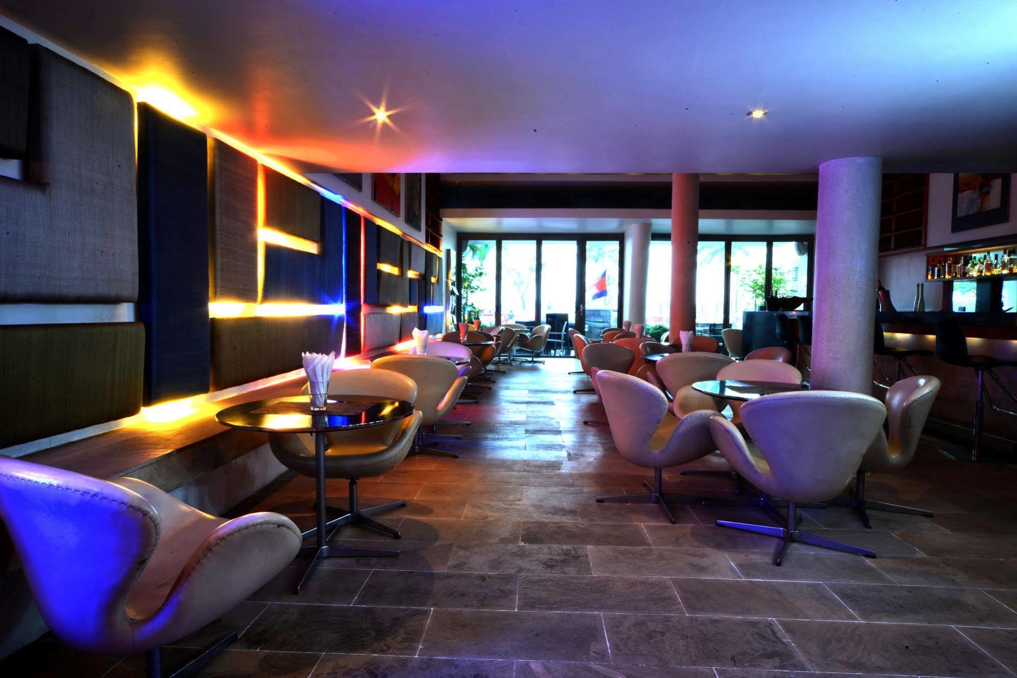 The Quay Boutique Hotel Phnom Penh Esterno foto